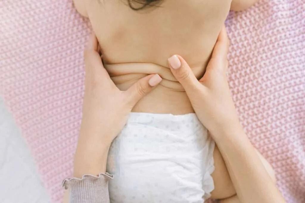 תינוק שוכב על הבטן לאחר עיסוי תינוקות - למצוא מטפלים בעיסוי תינוקות בקלות - AlternaBe