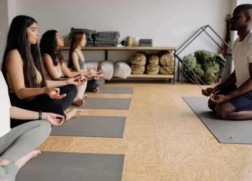 מתרגלים בזמן שיעור מדיטציה ומיינדפולנס -למצוא שיעורי ומדריכי מדיטציה ומיינדפולנס בקלות - AlternaBe