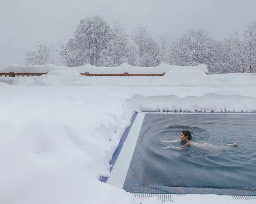 אישה שוחה באגם קפוא ועושה אמבטית קרח - למצוא מטפלי אמבטיית קרח - AlternaBe