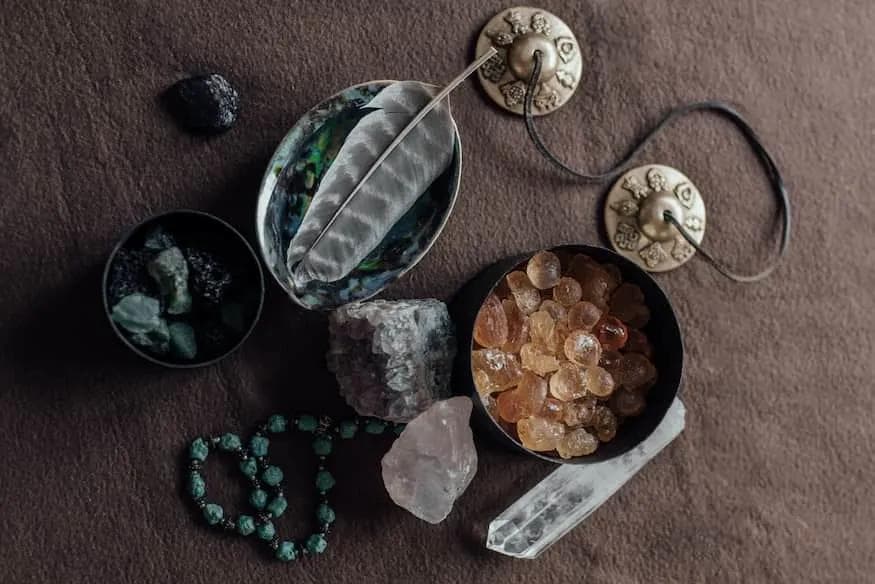 פריטים המשמשים לטיפול בקריסטלים - למצוא מטפלים בקריסטלים בקלות - AlternaBe